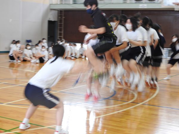 高3・大繩でジャンプ